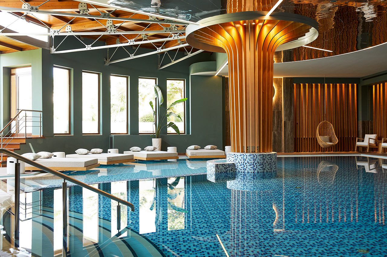 Sisäuima-allas hotellin spa-osastolla