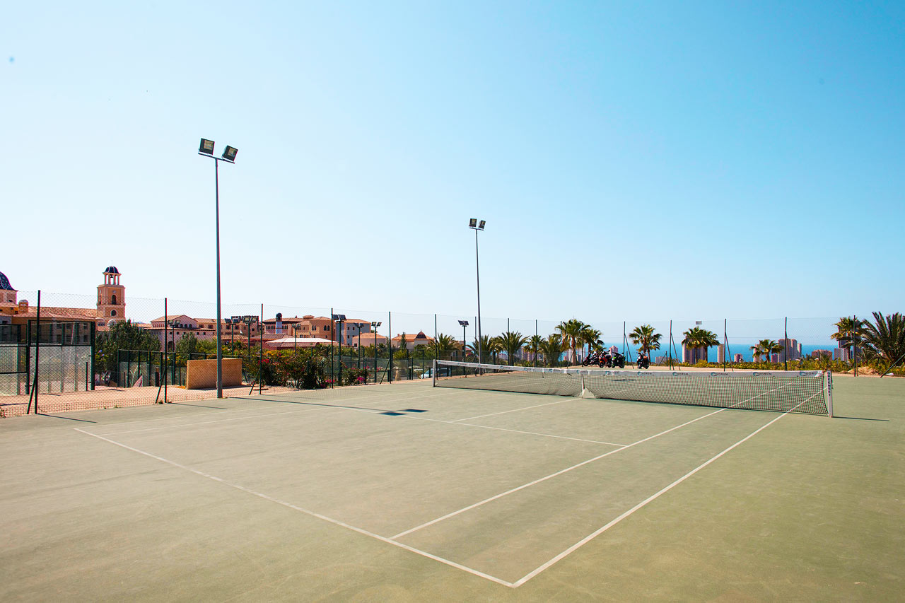 Hotellin tenniskenttä