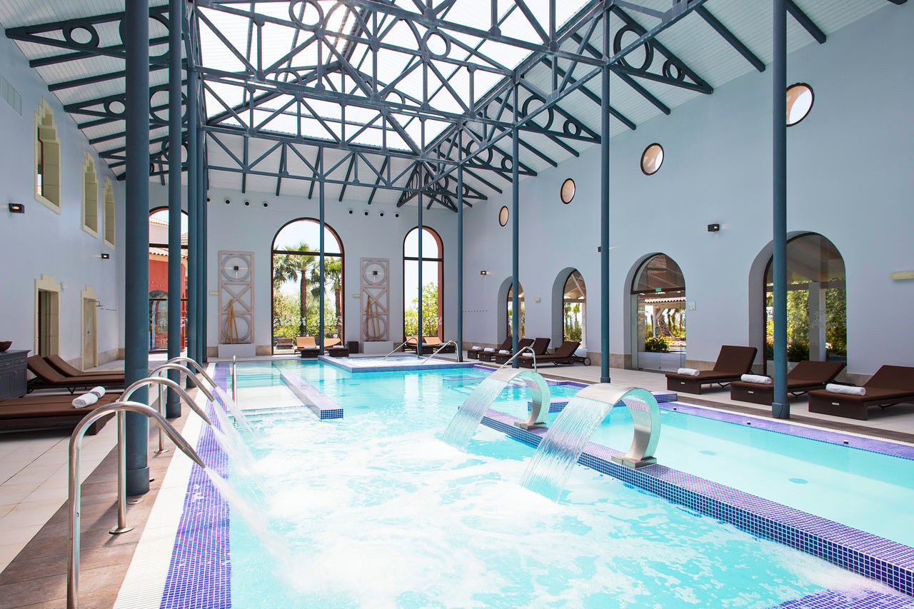 Sisäuima-allas hotellin spa-osastolla
