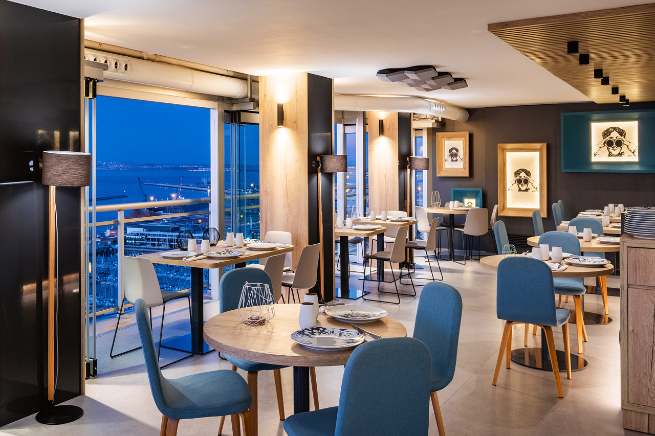 Hotellin à la carte -ravintola on avoinna lounas- ja illallisaikaan