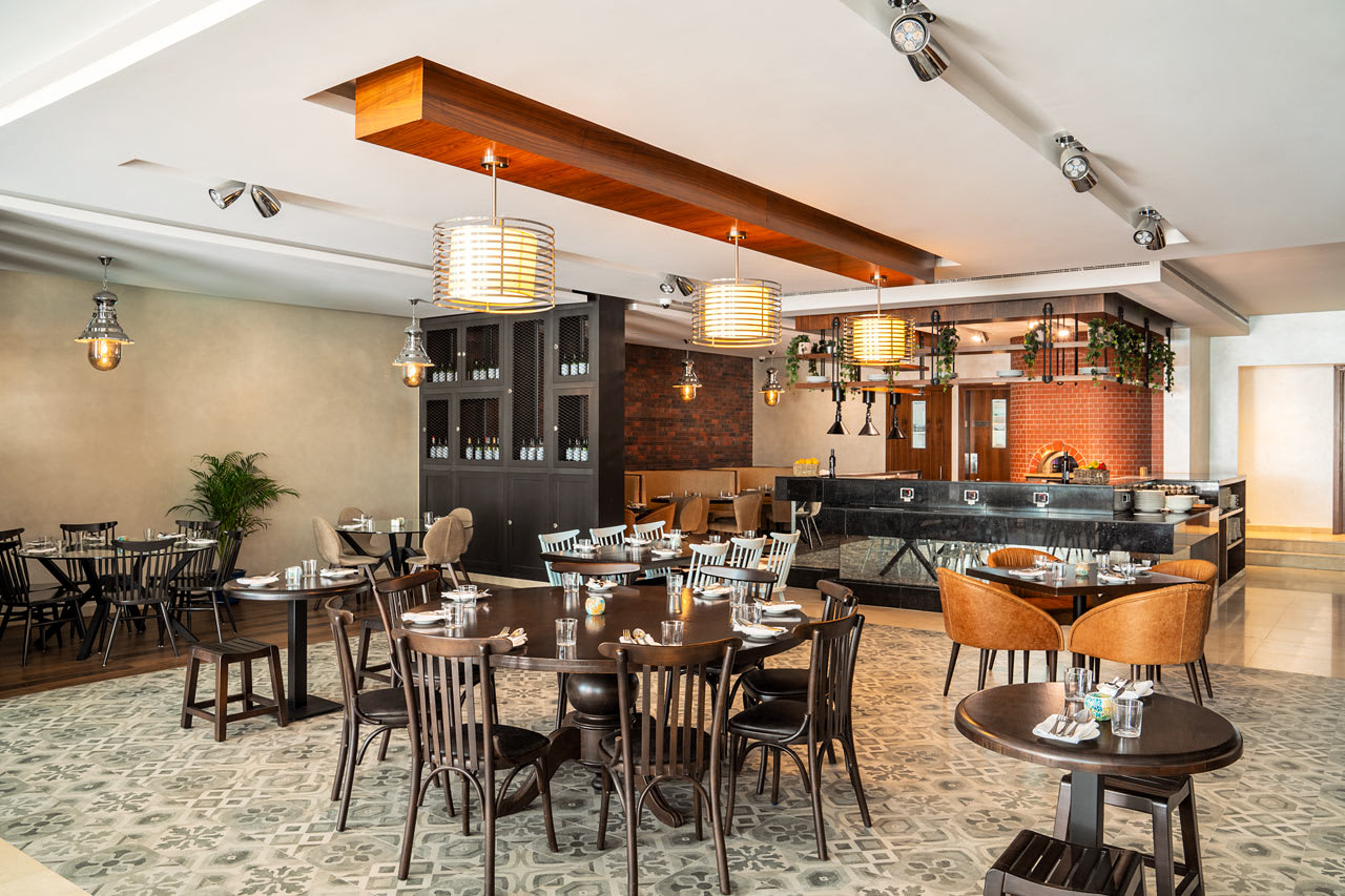 À la carte -ravintola, jonka listalla on Välimeren alueen ruokia