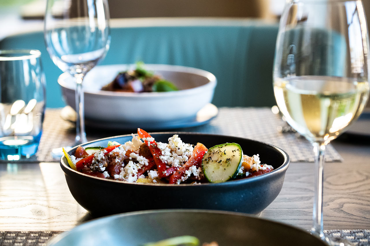 A la carte -ravintola, jonka listalla on kreikkaisia fuusioruokia