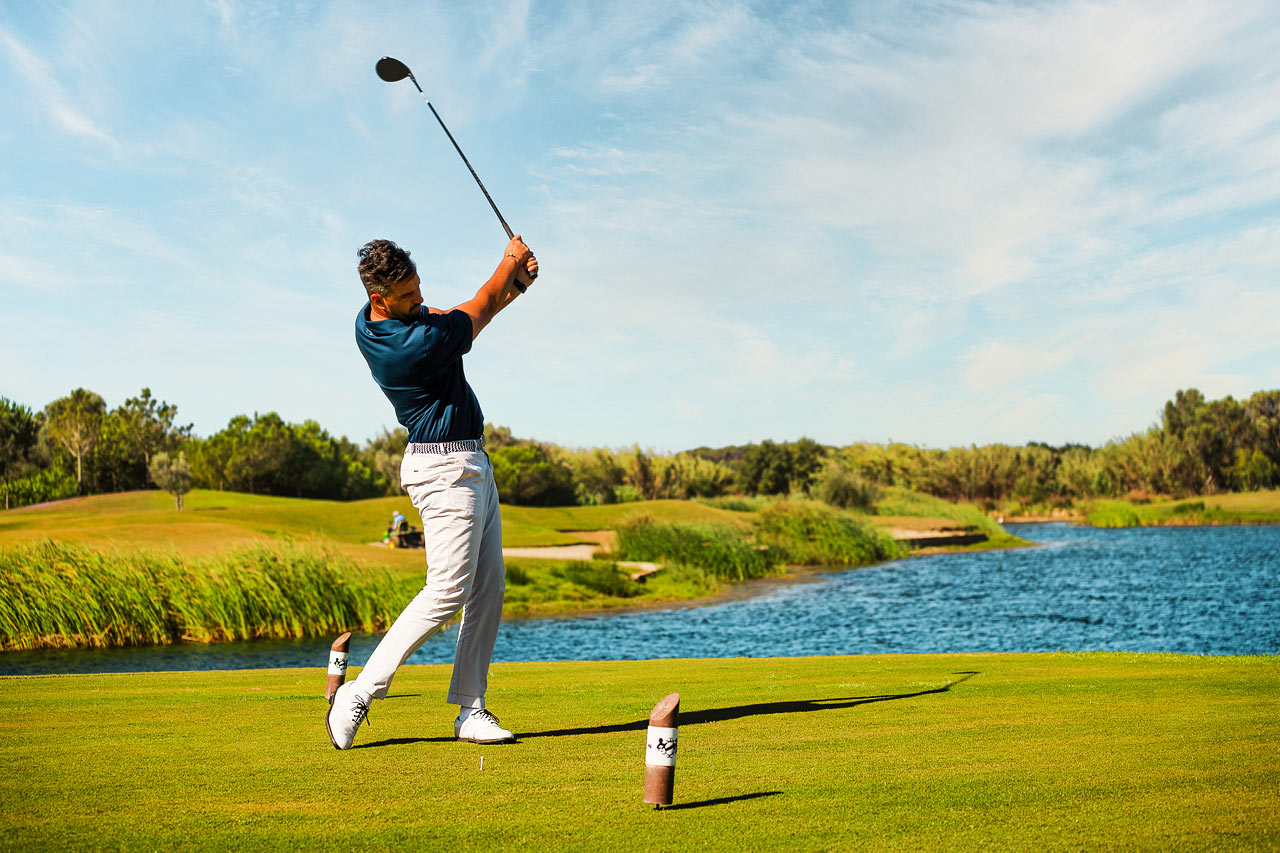 Hotellin lähistöllä on hiejoja golfkenttiä