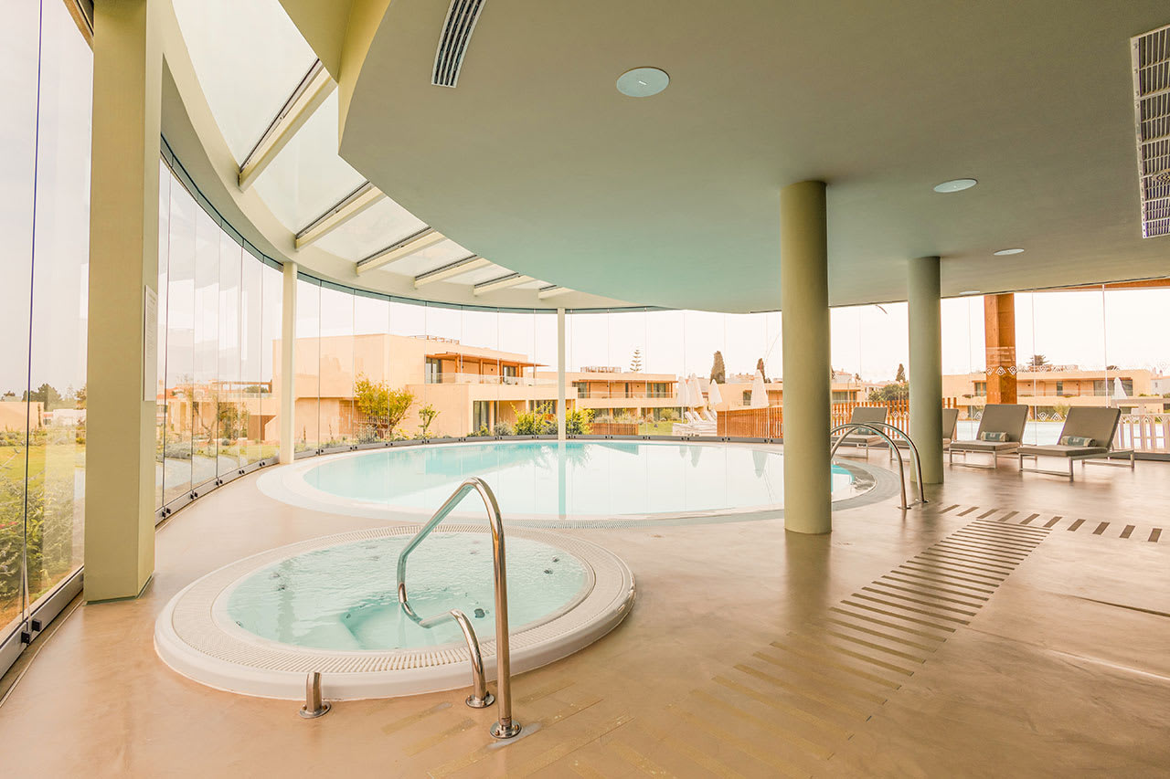 Hotellin sisäuima-allas ja poreallas spa-osastolla