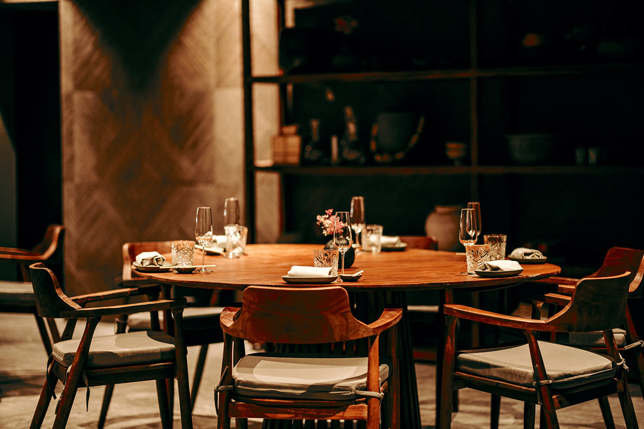 Hotellin à la carte -ravintola (OKU-ravintola), jossa voi nauttia aasialaisen ja eteläamerikkalaisen keittiön herkkuja