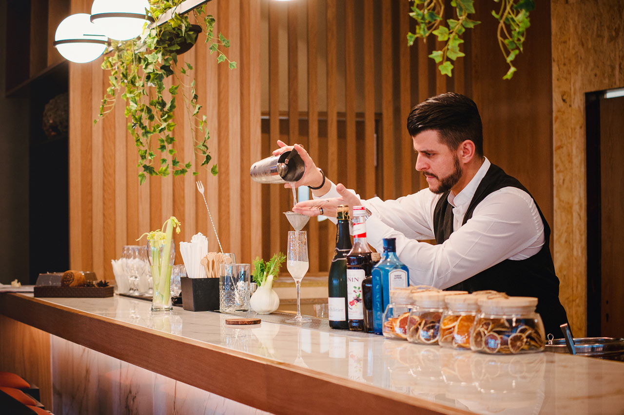 Hotellin baarissa voit rentoutua hyvän drinkin ääressä
