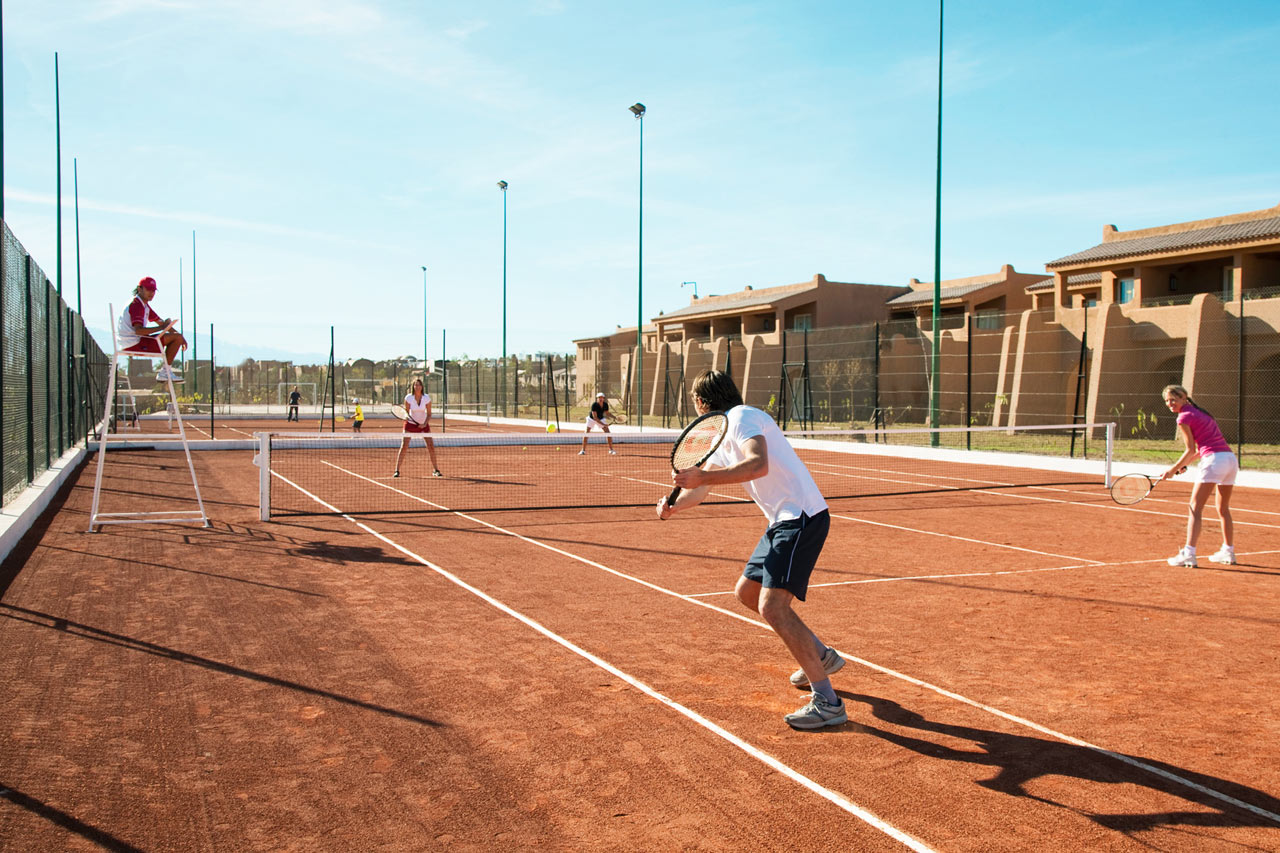 Haasta matkakaverisi pelaamaan tennistä