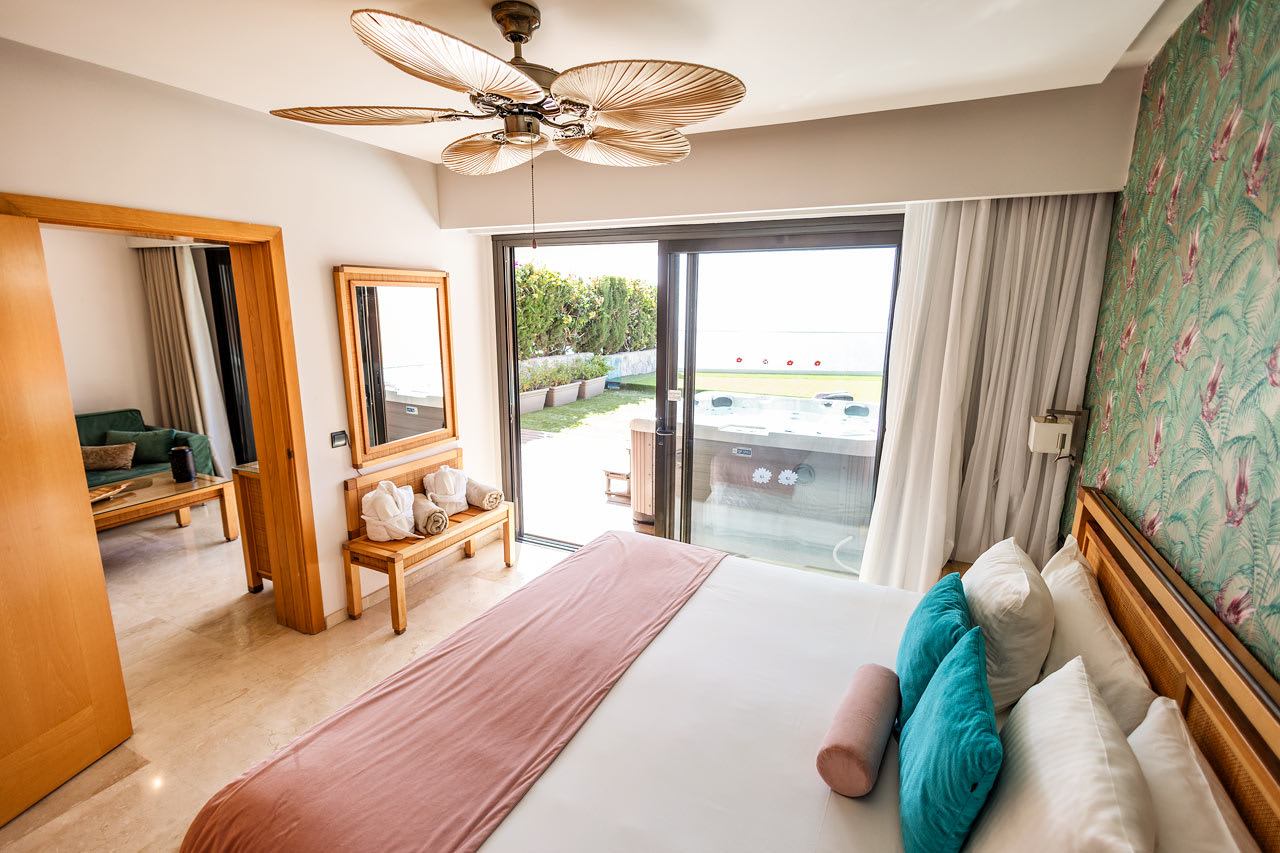 Kaksio huvilassa, merinäköala ja poreallas