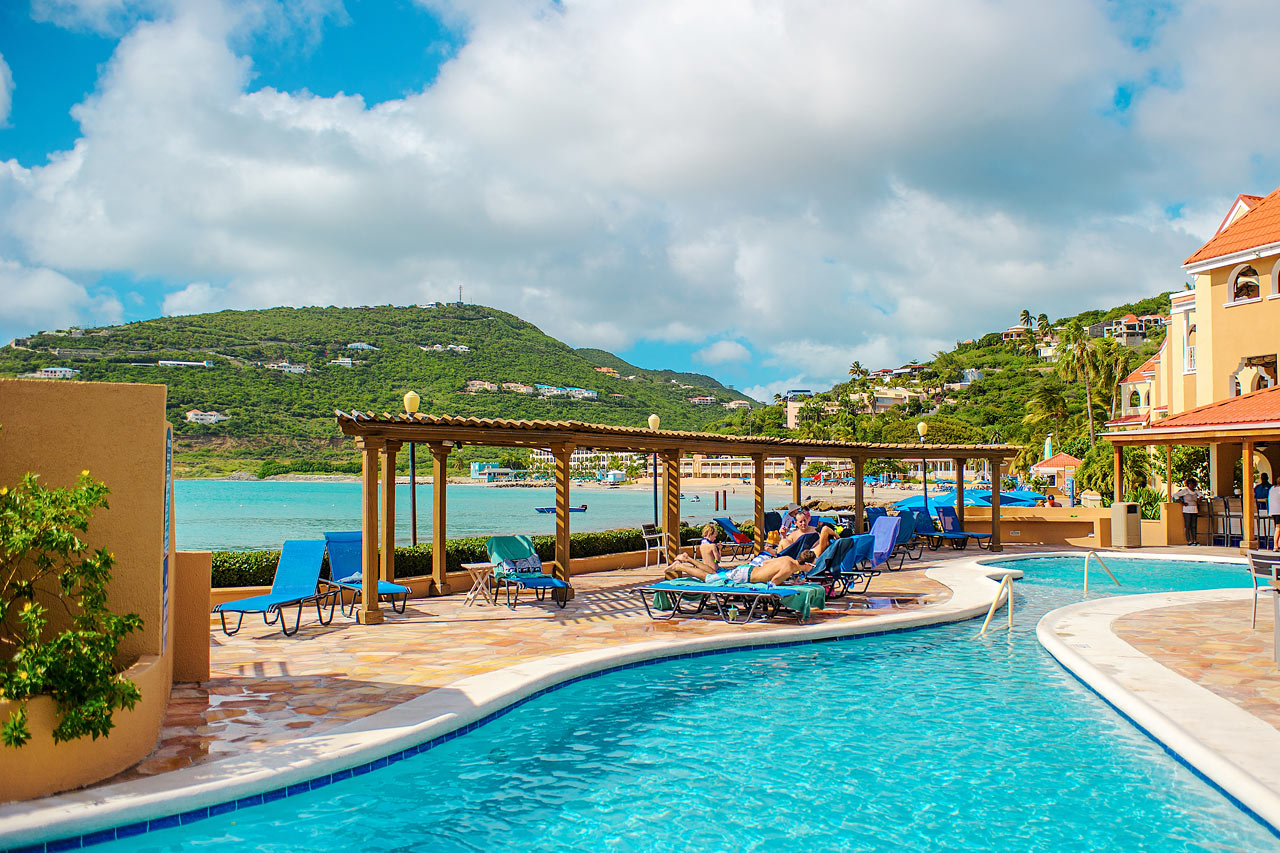 Divi Little Bay Beach Resortissa on useita erilaisia uima-altaita