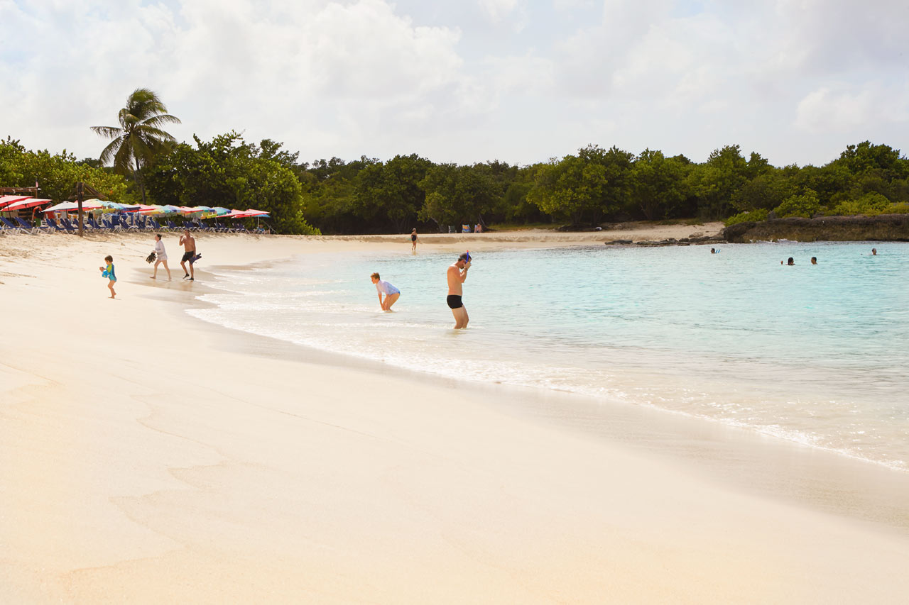 Suosittu Mullet Beach niemen toisella puolella Maho Beachilta katsottuna