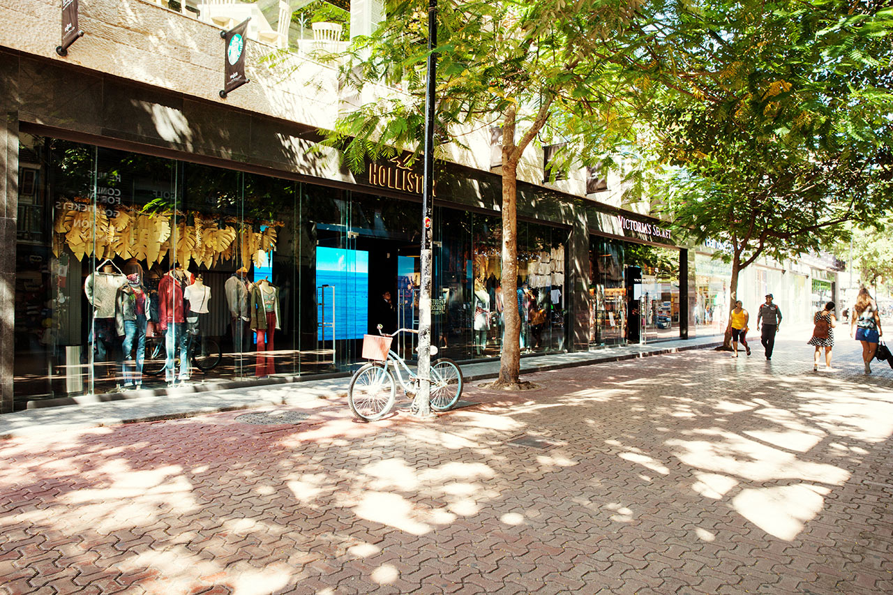 5th Avenue -pääkadun varella on paljon kansainvälisiä kauppoja