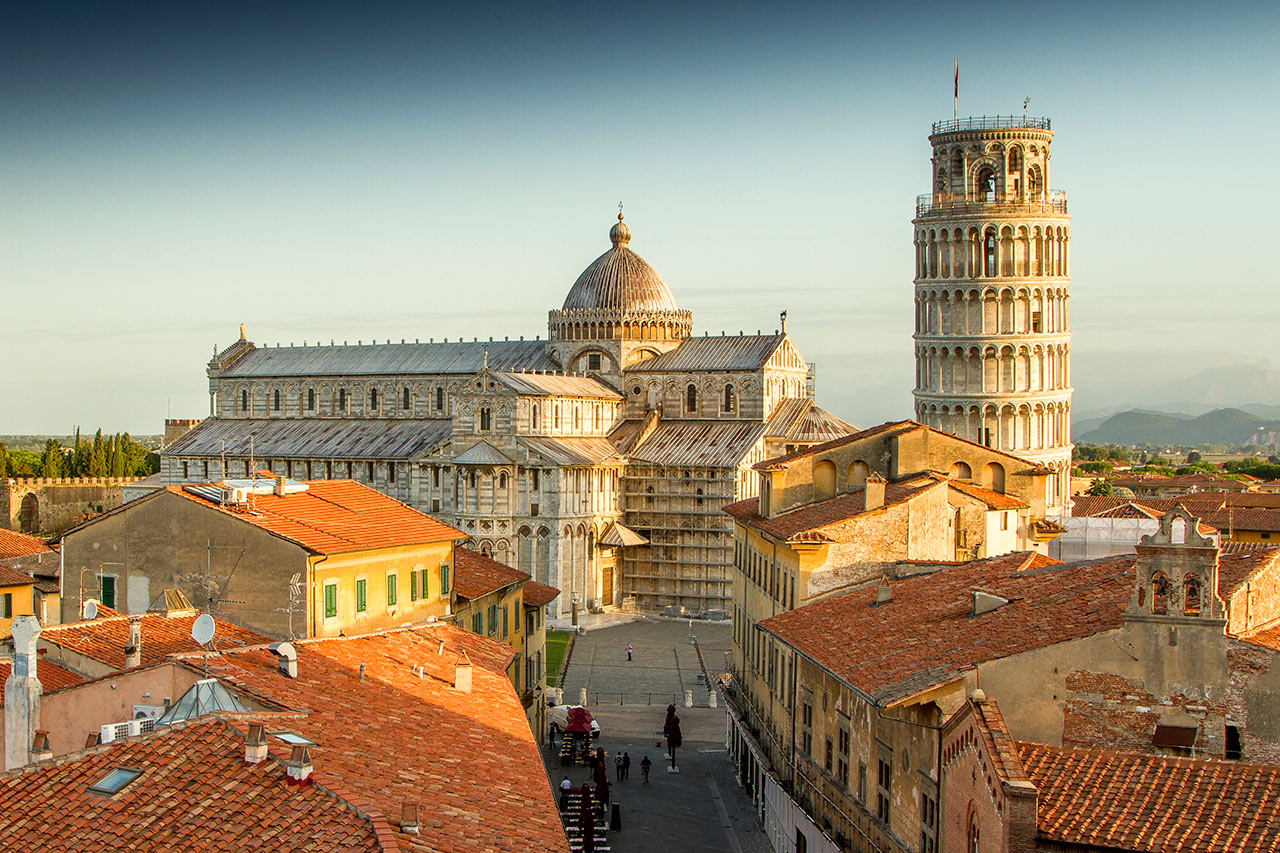 Kuuluisa kalteva torni komeilee Piazza dei Miracolilla